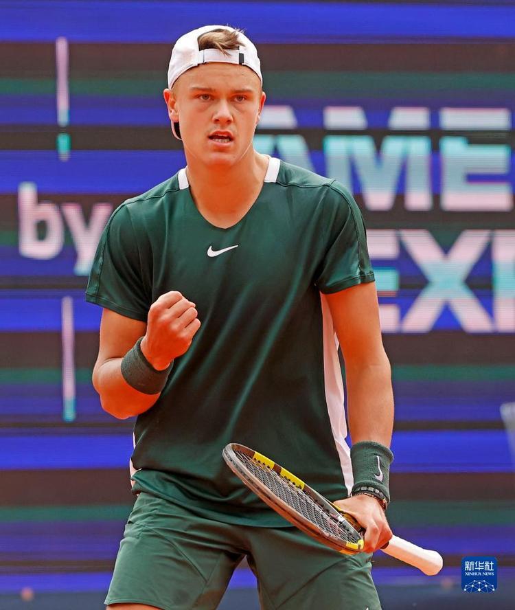 含了一些激 含了一些激